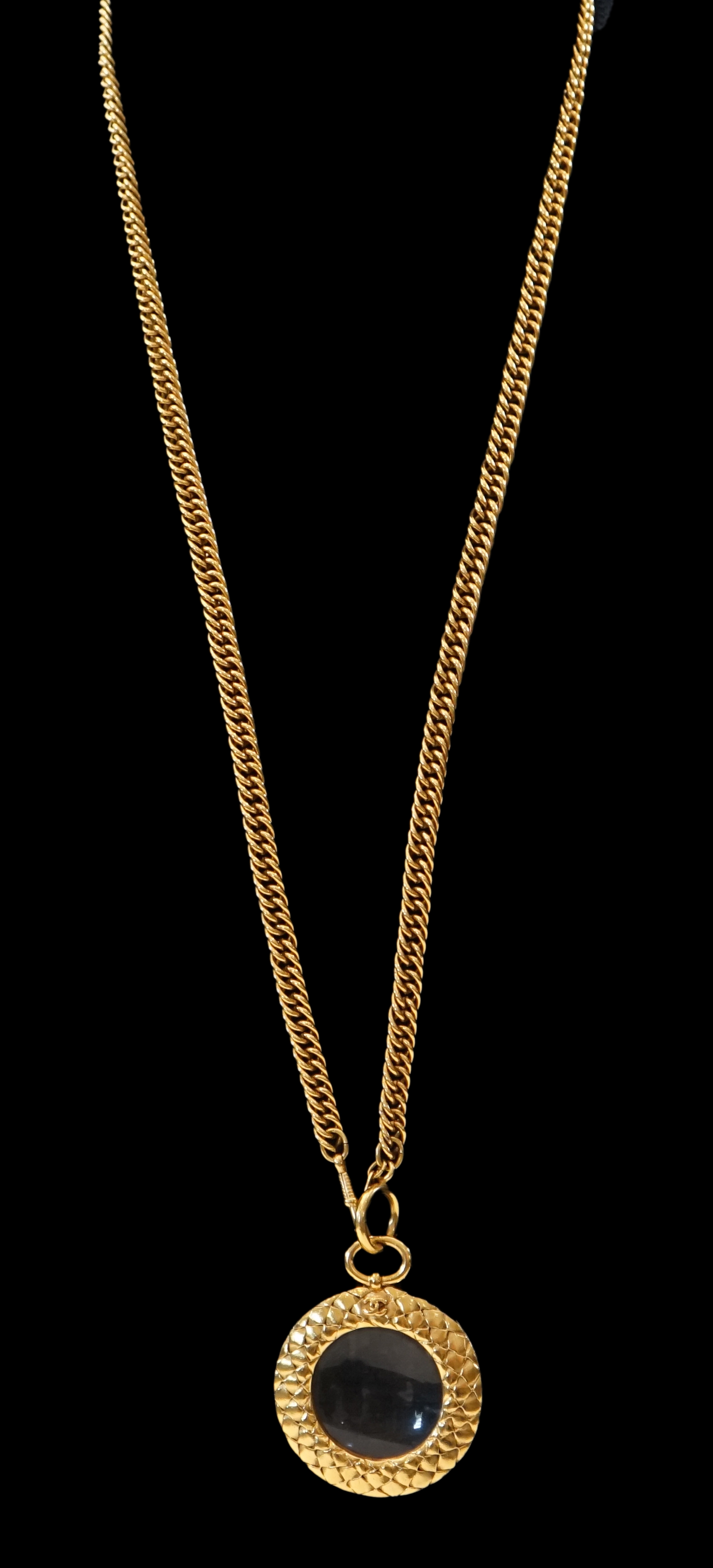 A 1980s Chanel gilt metal 'Scales Textured' magnifying loupe necklace chain length 900mm, pendant width 66mm, height 52mm